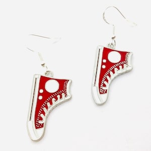 Rote Converse Basketball Ohrringe, trendiges Accessoire, modischer Sneaker Schmuck