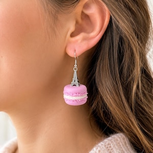 Ohrringe in Form von rosa Macarons mit Eiffelturm-Motiv – Kawaii-Schmuck im verspielten Gourmet-Stil – Originales Accessoire im Pariser Chic, perfektes Geschenk für Frauen