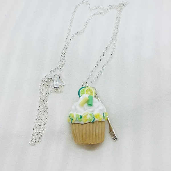 Collier cupcake citron en fimo, collier fantaisie gourmand, idée cadeau Noël