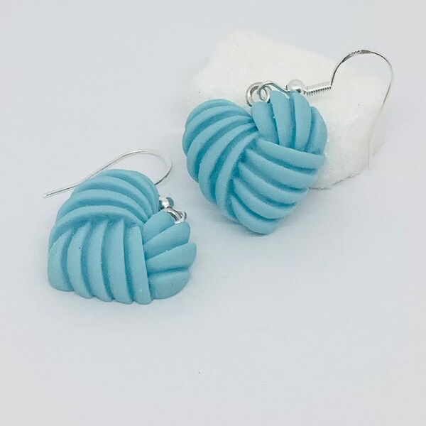 Boucles d’oreille coeur bleu résine, boucles d’oreilles fantaisies, cadeau petit budget