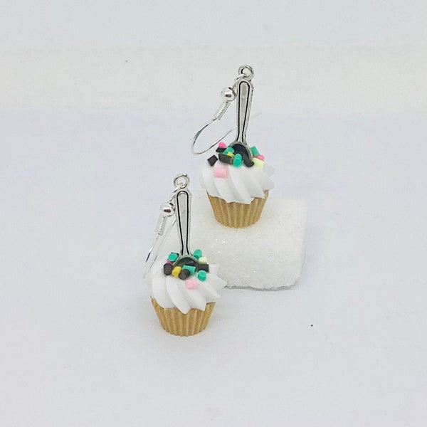 Boucles d’oreille cupcakes chantilly en fimo, boucles d’oreilles gâteau miniature