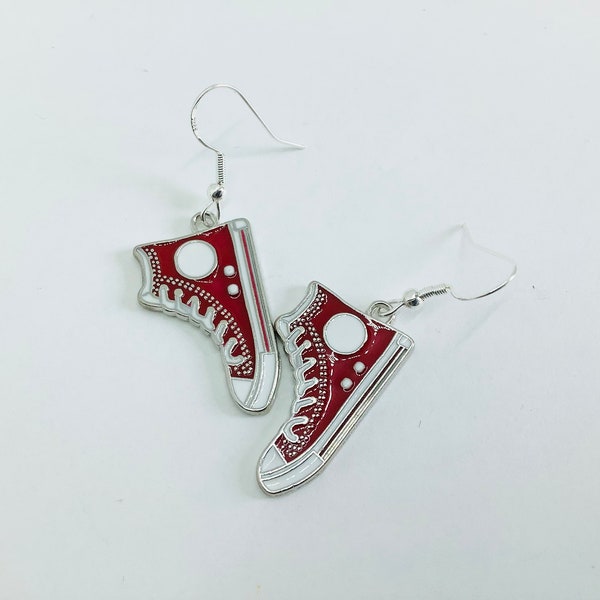 Boucles d’oreille converse basket rouge , boucles d’oreille fantaisies, cadeau anniversaire