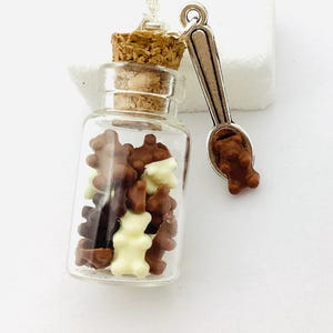 Halsband med chokladbjörnflaska, matsmycken i polymerlera, originellt kostymhalsband