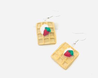 Boucles d’oreilles gaufre chantilly fraise fimo, bijoux aliment miniature, idée cadeau maman