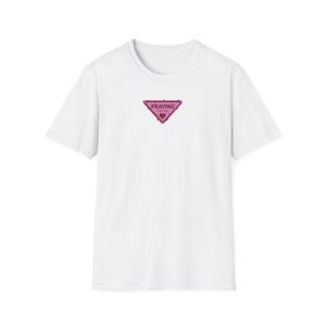 Camiseta con estampado de corazón rosa rezando