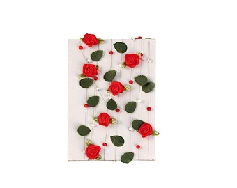 1.75EUR/m Rosengirlande mit roten Minirosen Blättern und Perlen 2 m