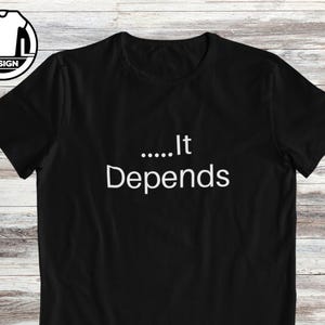 Pode incluir: Camiseta preta com texto branco que diz "...It Depends".
