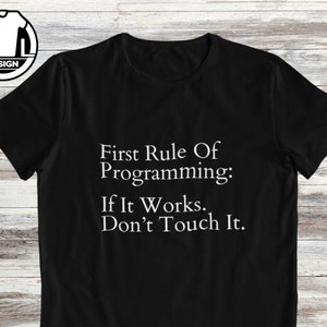 Lustiges Programmierer T-Shirt: Erste Regel der Programmiersprache