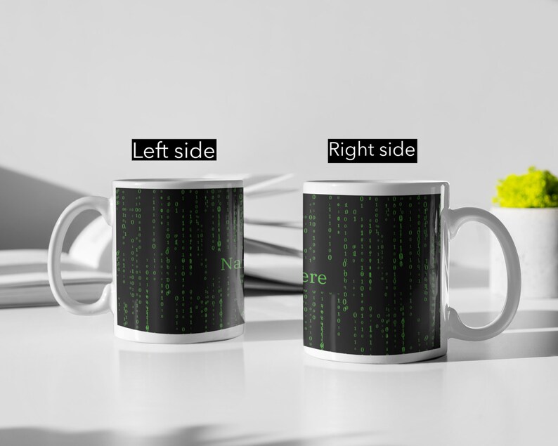 Może przedstawiać: Dwa białe ceramiczne kubki z czarno-zielonymi wzorami kodu macierzowego. Lewy kubek ma nadrukowane słowo "Name". Prawy kubek ma nadrukowane słowo "Here".