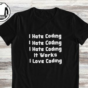 Peut inclure: T-shirt noir avec du texte blanc qui dit "I Hate Coding I Hate Coding I Hate Coding It Works I Love Coding"