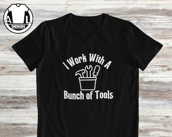 Grappig timmermans-T-shirt: ik werk met gereedschap, cadeau klusjesman