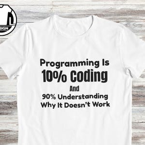 Op de afbeelding: Een wit T-shirt met korte mouwen en zwarte tekst: Programming Is 10% Coding And 90% Understanding Why It Doesn't Work. Het T-shirt heeft een ronde hals, een standaard pasvorm en een klein rond logo in de linkerbovenhoek.