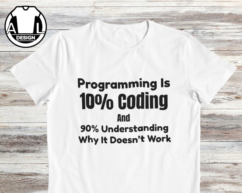 Op de afbeelding: Een wit T-shirt met korte mouwen en zwarte tekst: Programming Is 10% Coding And 90% Understanding Why It Doesn't Work. Het T-shirt heeft een ronde hals, een standaard pasvorm en een klein rond logo in de linkerbovenhoek.