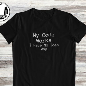 Może przedstawiać: Czarny T-shirt z białym tekstem, który brzmi "My Code Works I Have No Idea Why".