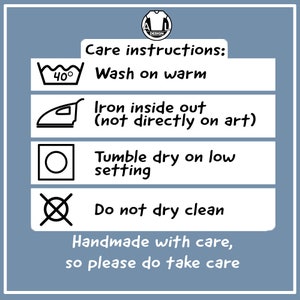 Pode incluir: Instru&ccedil;&otilde;es de cuidado para uma pe&ccedil;a de roupa: Lavar na m&aacute;quina com &aacute;gua morna, passar a ferro do avesso (n&atilde;o diretamente na arte), secar na m&aacute;quina em temperatura baixa, n&atilde;o lavar a seco. Feito &agrave; m&atilde;o com cuidado, por favor, tome cuidado.