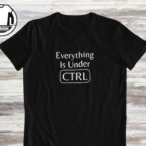 Puede incluir: Camiseta negra con texto blanco que dice "Everything Is Under CTRL" con un rectángulo blanco alrededor de la palabra "CTRL".