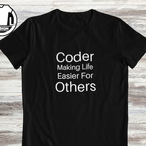 Könnte beinhalten: Schwarzes T-Shirt mit weißem Text, der "Coder Making Life Easier For Others" lautet.