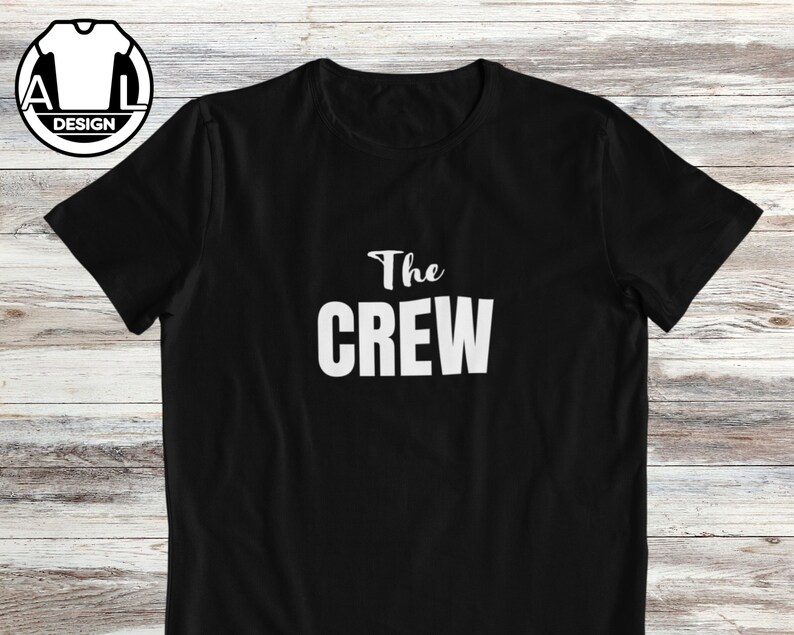 Pode incluir: Camiseta preta com texto branco que diz "The Crew".