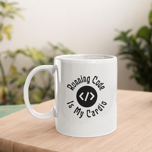 Könnte beinhalten: Weiße Keramiktasse mit einem schwarzen Design, auf dem "Running Code Is My Cardio" mit einem Codesymbol in der Mitte steht.