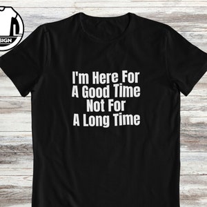 Puede incluir: Camiseta negra con texto blanco que dice "Estoy aquí para pasar un buen rato, no para mucho tiempo."