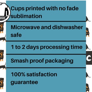 Może przedstawiać: Grafika w kolorze niebieskim i białym z tekstem: "Kubki drukowane bez blaknięcia metodą sublimacji", "Bezpieczne do mikrofal&oacute;wki i zmywarki", "Czas przetwarzania od 1 do 2 dni", "Opakowanie odporne na wstrząsy" i "100% gwarancja satysfakcji". Grafika jest otoczona białym tłem z wzorem czarnych i brązowych ps&oacute;w rasy dachshund i serc.