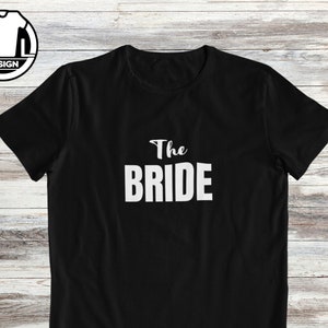 Pode incluir: Camiseta preta com texto branco que diz "The Bride".