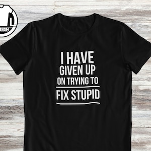 Fixierung dumm lustiges Shirt, lustiges Zitat Shirt, freches Shirt für sie, Sarkasmus Shirt, Sarkasmus Shirt, lustiges Geschenk Shirt, sarkastisches Zitat Shirt.