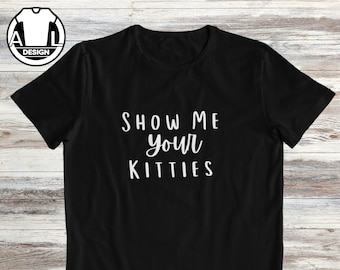 Może przedstawiać: Czarny T-shirt z białym napisem "Pokaż mi swoje kociaki".
