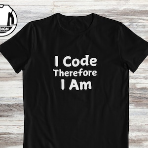 Pode incluir: Camiseta preta com texto branco que diz "I Code Therefore I Am".