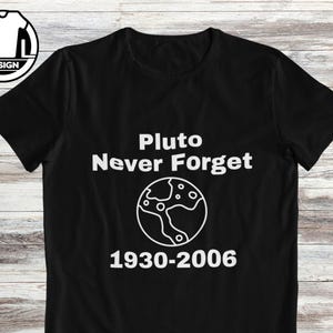 Pluto glöm aldrig T-shirt: Rolig vetenskaplig fysik T-shirt