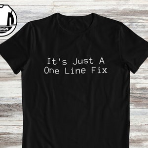 Puede incluir: Camiseta negra con texto blanco que dice "It's Just A One Line Fix".