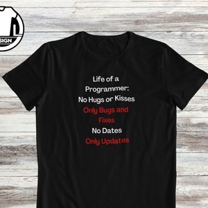 Può includere: Maglietta nera con testo rosso che recita "Life of a Programmer: No Hugs or Kisses Only Bugs and Fixes No Dates Only Updates"