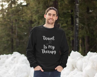 Könnte beinhalten: Schwarzer Pullover mit weißem Text, der "Travel is my Therapy" lautet, und einer kleinen Flugzeuggrafik.