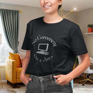 Könnte beinhalten: Schwarzes T-Shirt mit dem Text "No Comment On a <br>". Das Design zeigt einen Computermonitor und eine Tastatur in einem weißen, minimalistischen Stil. Das Shirt ist aus einem weichen Material gefertigt.