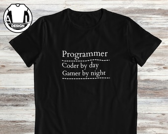 Camiseta Coder By Day, Gamer By Night: Camiseta engraçada de programador