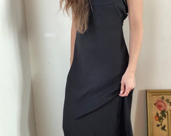Robe longue noire des années 90 : robe de soirée minimaliste à fines bretelles
