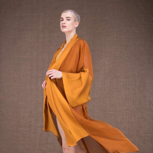 Kimono en soie safran, Wezen