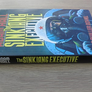 The Sinkiang Executive by Adam Hall Published 1979 by Book Club Associates Vintage Hardback imagem 2