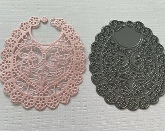 Troqueles de metal para manualidades con diseño de encaje desgastado: babero, cuna, cochecito y zapatos.