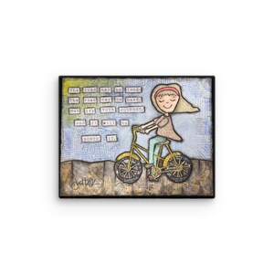 Op de afbeelding: Een kleurrijk, mixed media kunstwerk met een meisje dat op een gele fiets rijdt. Het kunstwerk bevat de tekst: "The road may be long. The road may be hard. But it's YOUR JOURNEY. And it will be WORTH IT."