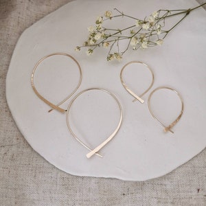LOLA// Pendientes de espoleta martillada • Aros entrecruzados • Aros con cruz martillada • Enhebradores de orejas • Pendientes minimalistas •