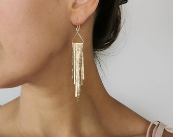 QWYN// Pendientes largos con flecos martillados