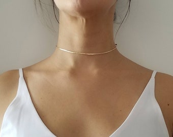 YLA// Gargantilla • Collar de clavícula • Joyería minimalista • Collar de barra martillada • Collar delicado • Collar en capas • Oro de 14 quilates