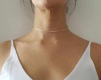 YLA// Chokerhalskette • Schlüsselbeinhalskette • Minimalistischer Schmuck • Gehämmerte Stabhalskette • Zierliche Halskette • Layering-Halskette • 14K Gold