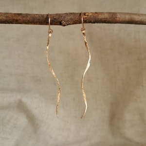 KINK// Hammered Twisted Line Earrings