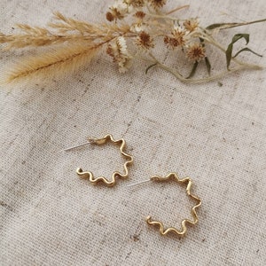 CORONA// Wavy Studs Hoops image 7