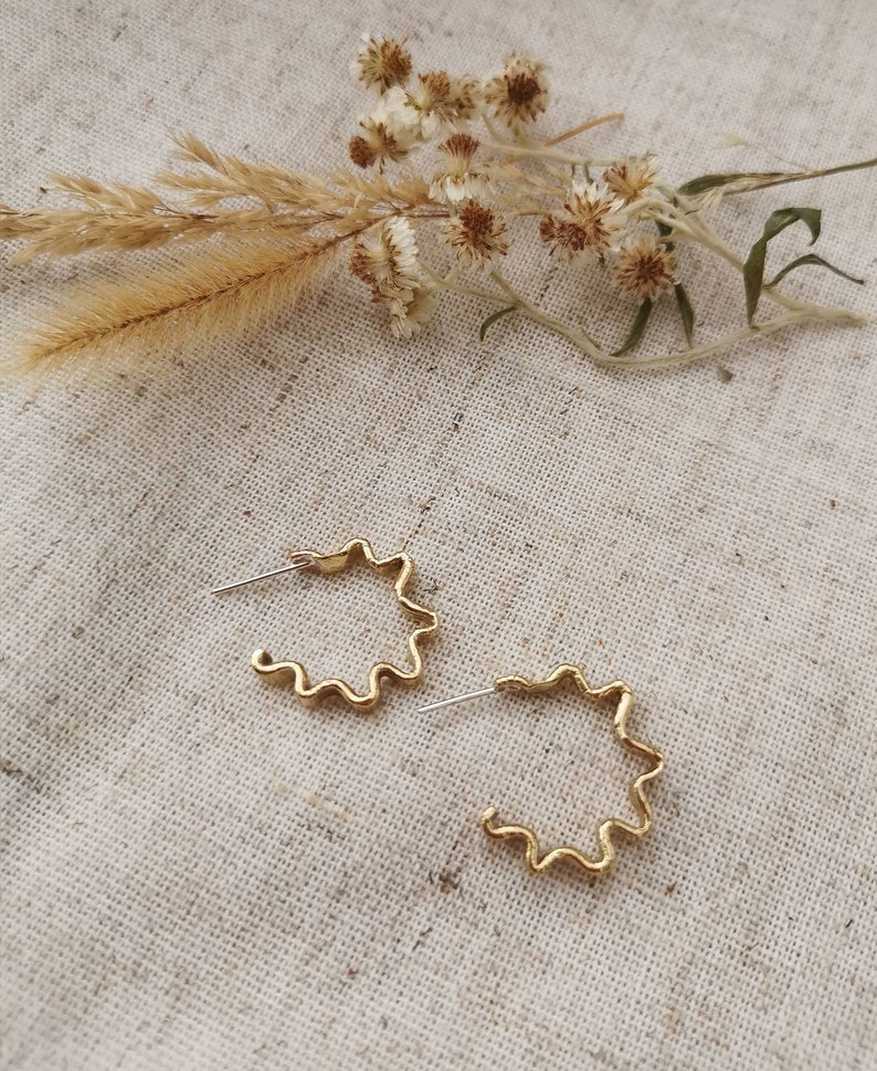 CORONA// Wavy Studs Hoops image 9