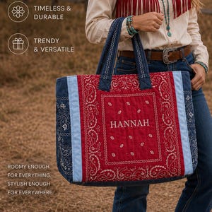 Könnte beinhalten: Eine rechteckige Tragetasche mit einem gesteppten Bandana-Muster in Rot, Weiß und Blau, auf der der Name HANNAH in Weiß eingestickt ist. Die Tasche hat dunkelblaue Stoffgriffe und ein strukturiertes Design mit vertikalen Paneelen aus Bandana-Stoffen.