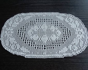 Ecru oval crochet cotton doily - vintage