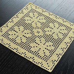 Centrino quadrangolare in cotone giallo chiaro lavorato all'uncinetto